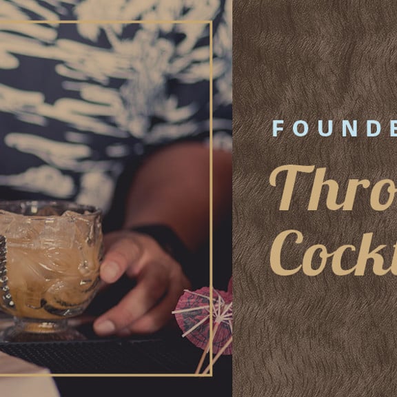 Бармен наливает коктейль «Май Тай» в бокалы «Тики» в ресторане Dukes