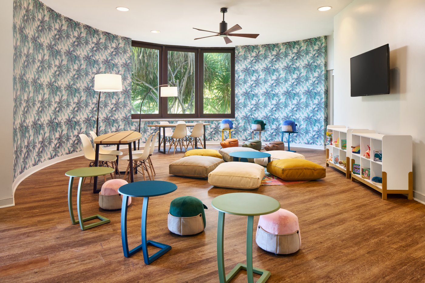 Voyager 47 Club Lounge kids area