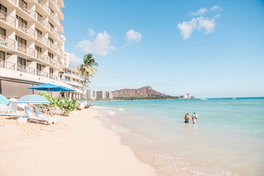 Вид на каноэ-хейл и бассейн Outrigger Reef